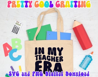 Può includere: Una borsa tote beige con la scritta "IN MY TEACHER ERA" in nero. La borsa contiene quaderni verdi e blu. Altri oggetti includono una matita rossa, una calcolatrice, lettere ABC, pennarelli, colla e forbici. È visibile anche il testo "PRETTY COOL CRAFTING" e "SVG and PNG Digital Download".