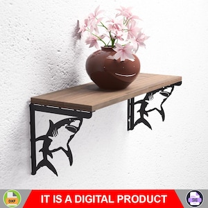 Puede incluir: Una estantería de madera con soportes de metal negro con forma de tiburón. Un jarrón marrón con flores rosas se encuentra sobre la estantería. El texto "IT IS A DIGITAL PRODUCT" se muestra en una pancarta roja en la parte inferior.