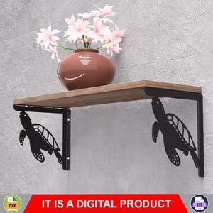 Puede incluir: Una estantería de madera con soportes metálicos negros con forma de tortuga. Un jarrón marrón con flores rosas está sobre la estantería. El texto "IT IS A DIGITAL PRODUCT" se muestra en un banner rojo.