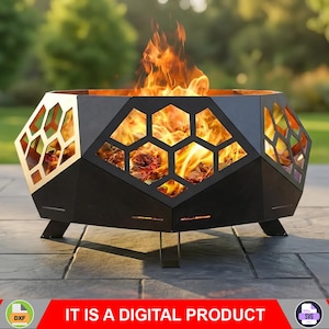 Può includere: Un braciere geometrico nero con un design a nido d'ape e un fuoco acceso. Il braciere ha un interno color oro ed è posizionato su un patio in pietra. Il testo "IT IS A DIGITAL PRODUCT" è in basso.