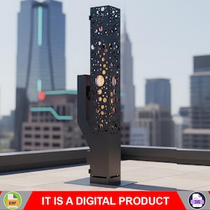 Peut inclure: Un lampadaire extérieur moderne noir avec un design perforé, sur fond de paysage urbain. La lampe a une base rectangulaire et une section supérieure cylindrique avec des découpes circulaires. Le texte "IT IS A DIGITAL PRODUCT" est affiché en bas.