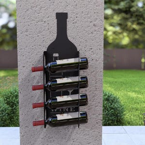 Puede incluir: Estante de vino de metal negro montado en una pared, con forma de botella de vino, con cinco botellas de vino expuestas.