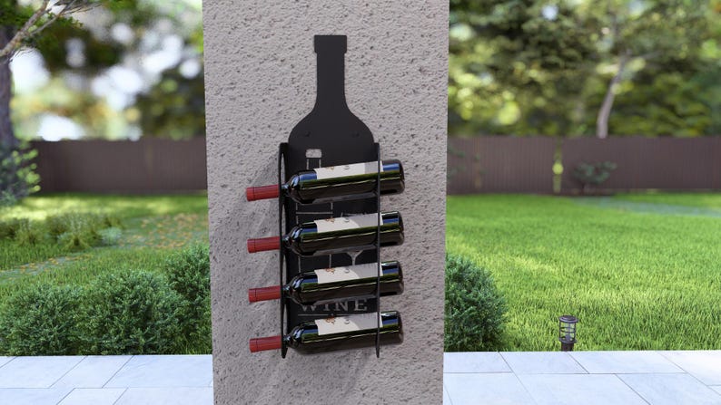 Puede incluir: Estante de vino de metal negro montado en una pared, con forma de botella de vino, con cinco botellas de vino expuestas.