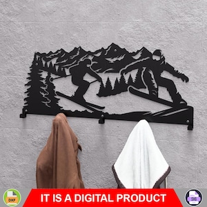 Puede incluir: Arte de pared de metal negro con esquiadores y snowboarders sobre un fondo de montañas. La obra de arte incluye ganchos para colgar objetos. El texto "IT IS A DIGITAL PRODUCT" se muestra en rojo en la parte inferior de la imagen.