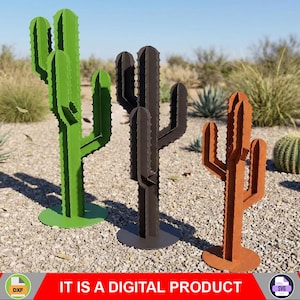 Może przedstawiać: Trzy metalowe rzeźby kaktusów w kolorze zielonym, czarnym i rdzawym pomarańczowym stoją na żwirowej powierzchni. Zielony kaktus ma pasującą podstawę, a czarne i pomarańczowe kaktusy mają okrągłe podstawy. Tło przedstawia rośliny pustynne i czyste błękitne niebo. Tekst "IT IS A DIGITAL PRODUCT" znajduje się na dole.