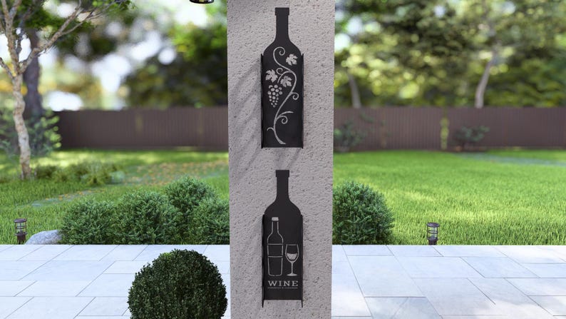 Puede incluir: Estante de pared para botellas de vino de metal negro con un dise&ntilde;o de vid y la palabra "WINE" en la parte inferior. El estante est&aacute; montado en una pared gris.