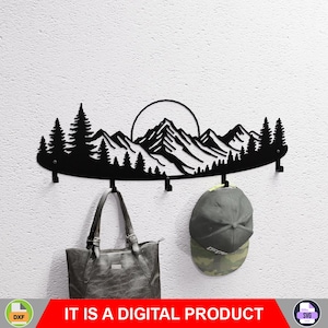 Puede incluir: Perchero de pared de metal negro con un diseño de silueta de montaña y bosque. El perchero tiene múltiples ganchos y sostiene un bolso gris y una gorra de béisbol de camuflaje. El texto "IT IS A DIGITAL PRODUCT" está en la parte inferior.