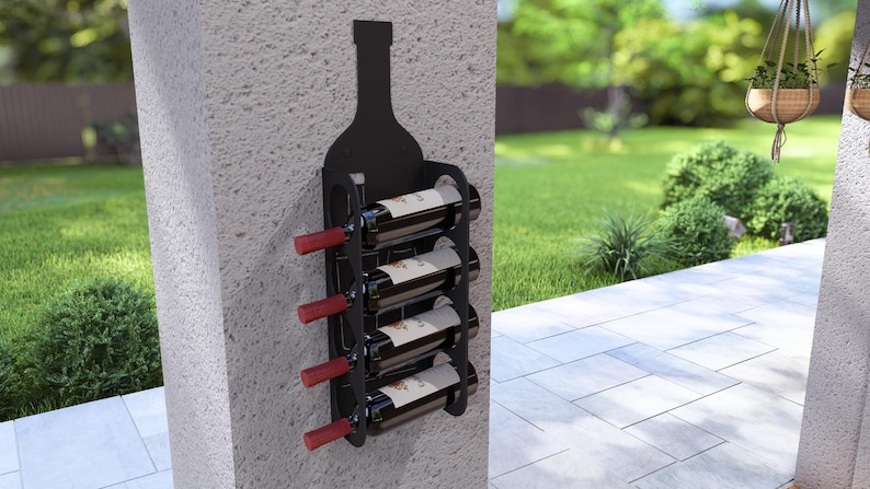 Puede incluir: Estante de vino de metal negro con forma de botella de vino montado en una pared gris. El estante tiene capacidad para seis botellas de vino.