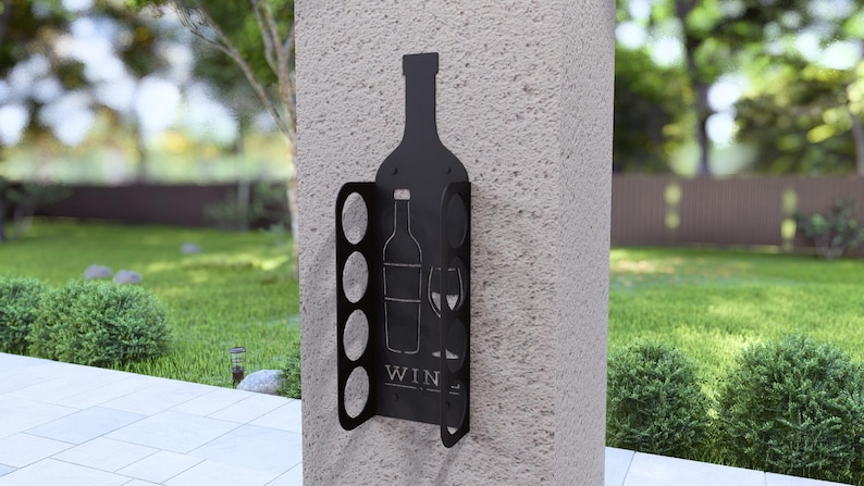 Puede incluir: Estante de vino de metal negro con una silueta de botella y vaso. El estante tiene cinco ranuras para vasos y un espacio para una botella. El estante est&aacute; montado en una pared.