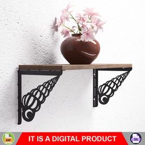 Könnte beinhalten: Ein Holzregal mit schwarzen Metallhalterungen in Muschelform. Auf dem Regal steht eine braune Vase mit rosa Blumen. Der Text "IT IS A DIGITAL PRODUCT" ist unten rot dargestellt.