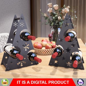 Puede incluir: Dos estantes de metal para botellas de vino con forma de árbol de Navidad. Un estante tiene un diseño de copo de nieve y el otro tiene un diseño de estrella. Ambos estantes contienen botellas de vino.