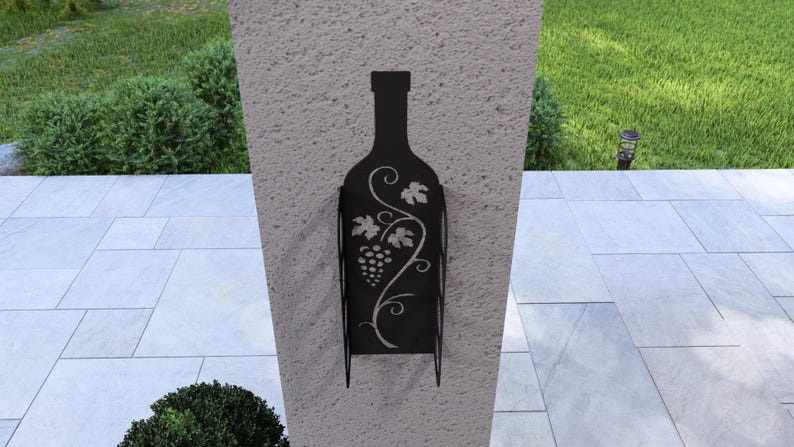 Puede incluir: Porta botellas de vino de metal negro con un dise&ntilde;o de vid y uvas. El soporte est&aacute; montado en una pared gris claro.