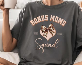 Regalo per la matrigna, maglietta Bonus Mom Comfort Colors, maglietta Squad Leopard Bow, regalo per la seconda mamma della festa della mamma della famiglia allargata, regalo per la matrigna Mom Squad