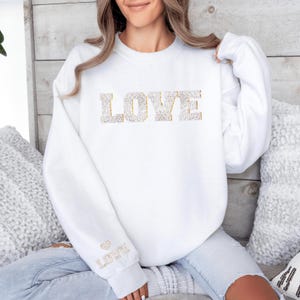 Sudadera con fuente Varsity Pearl Love, estampado de corazón en la manga, motivo de lentejuelas de boda de imitación dorada rococó, regalo para novia, esposa, novia y dama de honor para ella