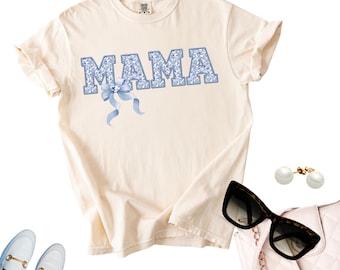 Maglietta Mama Blue Toile, Comfort Colors Coquette Bow Mom Maglietta per la festa della mamma, regalo per la mamma di compleanno o di Natale per lei dai bambini