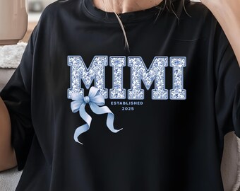 Camicia personalizzata Mimi Blue Toile, colori Comfort, maglietta con ricamo finto, fiocco Est 2025, regalo per la festa della mamma della nonna, regalo per il baby shower della nuova nonna