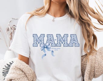 Maglietta Mama Blue Toile, Look ricamo mamma Comfort Colors Coquette Bow Custom Est 2025 Nuova mamma Regalo per la festa della mamma, Regalo per baby shower per mamma ragazzo
