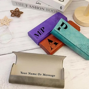 Custodia per occhiali personalizzata con motivo in pelle vegana - Portaocchiali pieghevole ed elegante, regalo personalizzabile per compleanni e occasioni speciali