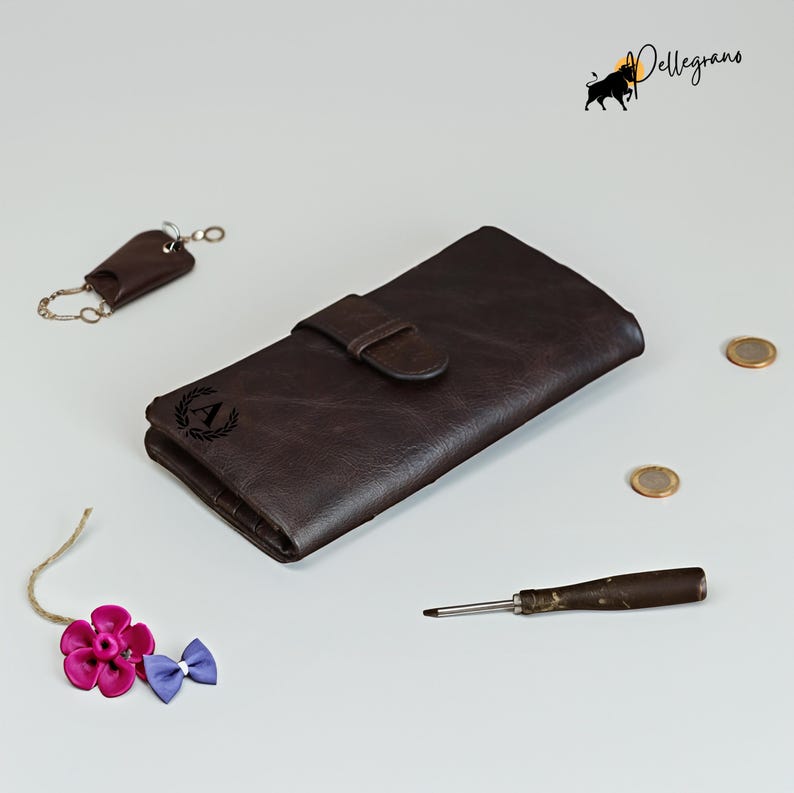 Elevate your everyday style with our personalized retro oil wax leather wallet. Available in Oily Coffee & Oily Black. Perfect gift for him or her. #MensWallet #WomensWallet #LeatherGift #PersonalizedGift #GiftForHim #GiftForHer #EtsyFinds