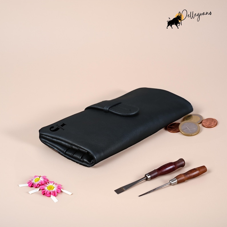 This custom ultra-soft cowhide wallet in Oily Coffee or Oily Black blends vintage charm with modern function. Makes a perfect birthday or anniversary gift! #LeatherWallet #PersonalizedWallet #GiftIdeas #EtsyGifts #MensStyle #WomensStyle
