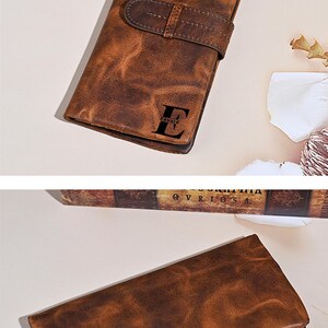 Classic British-style long wallet made from crazy horse leather. Personalize with a name – a luxury gift for any occasion!
#MensFashion #CustomLeather #EtsyLove #AnniversaryGift #WalletGift