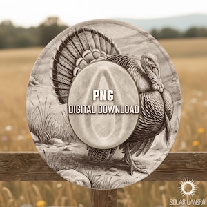 Puede incluir: Imagen de descarga digital en tonos sepia con una ilustración detallada de un pavo en un sombrero de vaquero. El sombrero está sobre un fondo de campo y una valla de madera. El texto "PNG DIGITAL DOWNLOAD" es visible.