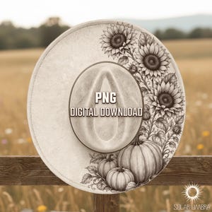 Puede incluir: Un sombrero circular de color beige con un boceto detallado en blanco y negro de girasoles y calabazas en el lado derecho. El centro del sombrero muestra el texto PNG DIGITAL DOWNLOAD en una fuente clara y negrita, indicando formato digital.