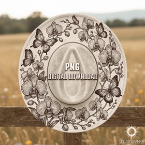 Puede incluir: Un sombrero color crema con un diseño floral y de mariposas. El sombrero presenta una ilustración detallada de orquídeas y mariposas alrededor del borde. El texto "PNG DIGITAL DOWNLOAD" está impreso en el sombrero.