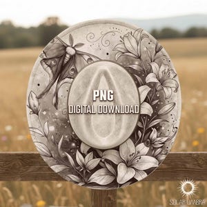 Può includere: Cappello dal design digitale con un motivo di falena e floreale nei toni del grigio e del bianco. Il cappello presenta il testo "PNG DIGITAL DOWNLOAD". Il cappello è ambientato su uno sfondo sfocato all'aperto.