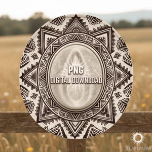 Op de afbeelding: Een crèmekleurige hoed met een gedetailleerd zwart geometrisch patroon rond de rand. Het midden toont de tekst "PNG DIGITAL DOWNLOAD" in het wit. De hoed wordt getoond op een houten hek tegen een vage buitenachtergrond.