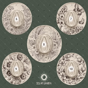 Op de afbeelding: Een verzameling van vijf decoratieve onderzetters met bloemen- en vlindermotieven. Elke onderzetter heeft een ovale vorm in het midden en een unieke botanische illustratie, waaronder rozen, zonnebloemen en magnolia's. Op een groene, patroon achtergrond.