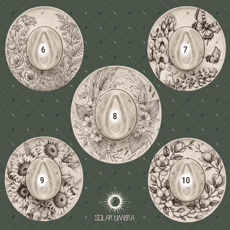Op de afbeelding: Een verzameling van vijf decoratieve onderzetters met bloemen- en vlindermotieven. Elke onderzetter heeft een ovale vorm in het midden en een unieke botanische illustratie, waaronder rozen, zonnebloemen en magnolia's. Op een groene, patroon achtergrond.