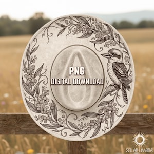 Puede incluir: Sombrero crema con una ilustración detallada de un ave kookaburra posada en una rama. El sombrero presenta un diseño de borde floral y de bayas. El texto en el sombrero dice "PNG DIGITAL DOWNLOAD".