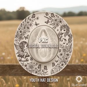 Può includere: Cappello da ragazzo dal design digitale con un motivo floreale e a farfalle, una fata e un unicorno. Il cappello presenta il testo "PNG DIGITAL DOWNLOAD" e "YOUTH HAT DESIGN". Il cappello è grigio chiaro e poggia su una staccionata di legno.