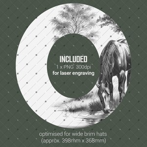 K&ouml;nnte beinhalten: Schwarz-Wei&szlig;-Illustration eines Pferdes, das Wasser trinkt, mit einem Baum und dem Text "INCLUDED 1 x PNG 300dpi for laser engraving". Optimiert f&uuml;r H&uuml;te mit breiter Krempe, ca. 398 mm x 368 mm.
