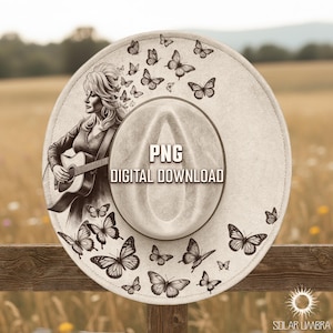 Op de afbeelding: Een ronde, lichtgekleurde hoed met een zwart-witte illustratie van een persoon die op een akoestische gitaar speelt, omringd door talloze vlinders. Het midden van de hoed toont de tekst PNG DIGITAL DOWNLOAD in dikke, witte letters.