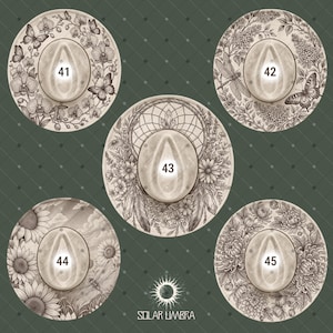 Op de afbeelding: Vijf decoratieve ronde objecten met bloemen- en insectenontwerpen. Elk heeft een centrale ovale vorm met een nummer. De ontwerpen omvatten vlinders, libellen, zonnebloemen en dromenvangers. De tekst "SOLAR UMBRA" staat onderaan.