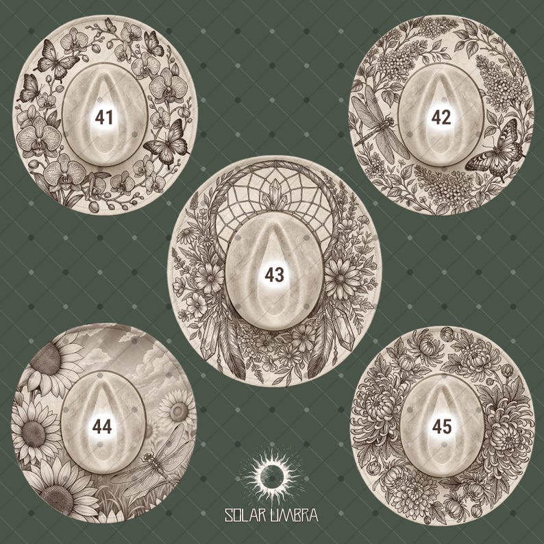 Op de afbeelding: Vijf decoratieve ronde objecten met bloemen- en insectenontwerpen. Elk heeft een centrale ovale vorm met een nummer. De ontwerpen omvatten vlinders, libellen, zonnebloemen en dromenvangers. De tekst "SOLAR UMBRA" staat onderaan.