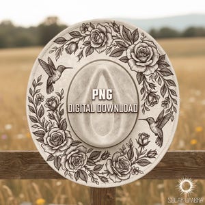 Op de afbeelding: Een beige cowboyhoed met een bloemen- en kolibrie-ontwerp. De hoed is versierd met rozen en bladeren, en twee kolibries zijn afgebeeld op de rand. De tekst "PNG DIGITAL DOWNLOAD" is zichtbaar op de hoed.