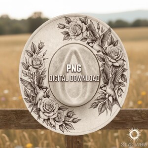 Peut inclure: Un chapeau fedora beige clair avec un motif floral et d'oiseaux. Le chapeau présente des roses et des hirondelles dans une illustration en noir et blanc. Le texte "PNG DIGITAL DOWNLOAD" est imprimé sur le chapeau.