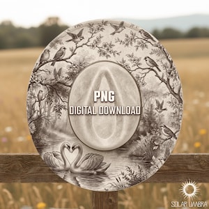 Könnte beinhalten: Digital gestalteter Hut mit einer Naturszene. Der Hut hat eine ovale Mittelform mit dem Text "PNG DIGITAL DOWNLOAD". Der Hutrand ist mit Vögeln, Blumen und einer von Schwänen erfüllten Seeszene verziert. Das Gesamtfarbschema ist Sepia.