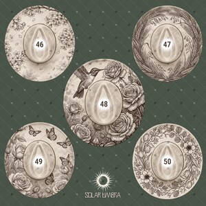 Op de afbeelding: Een verzameling van vijf decoratieve ronde ontwerpen met bloemen, een kolibrie en vlinder illustraties. Elk ontwerp heeft een centrale ovale vorm met een nummer van 46 tot 50. De ontwerpen zijn in beige en bruine tinten, met de tekst "SOLAR UMBRA" onderaan.