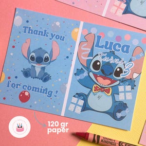 Op de afbeelding: Blauwe verjaardagsuitnodiging met het personage Stitch. De uitnodiging luidt "Thank you for coming!" en "Luca Turns 3". De uitnodiging is gedrukt op 120 g papier. Een rode kleurpotlood is zichtbaar in de afbeelding.