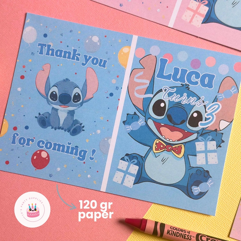 Op de afbeelding: Blauwe verjaardagsuitnodiging met het personage Stitch. De uitnodiging luidt "Thank you for coming!" en "Luca Turns 3". De uitnodiging is gedrukt op 120 g papier. Een rode kleurpotlood is zichtbaar in de afbeelding.