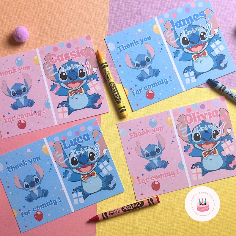 Op de afbeelding: Vier verjaardagsbedankkaarten met het personage Stitch. De kaarten wisselen af tussen roze en blauwe achtergronden, met de tekst "Bedankt voor je komst!" en de namen Cassie, James, Luca en Olivia.