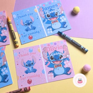 Op de afbeelding: Blauwe en roze verjaardagsuitnodigingskaarten met het personage Stitch. De kaarten zeggen "Bedankt voor je komst!" en bevatten de namen "James" en "Olivia" met hun leeftijden. Crayola-kleurpotloden zijn ook zichtbaar.