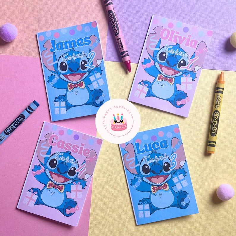 Op de afbeelding: Vier verjaardagskaarten met een blauw stripfiguur, met de namen en leeftijden: James (2), Olivia (1), Cassie (4) en Luca (3). Kleurpotloden en decoratieve elementen omringen de kaarten.