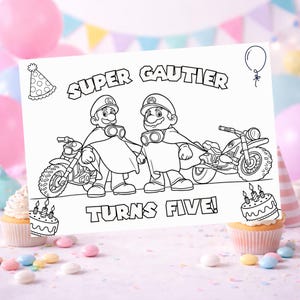 Peut inclure: Page &agrave; colorier en noir et blanc avec deux personnages de dessins anim&eacute;s, des motos, des capes et des casques. Le texte indique "SUPER GAUTIER TURNS FIVE !" avec des d&eacute;corations d'anniversaire, un chapeau de f&ecirc;te, un ballon et des cupcakes.