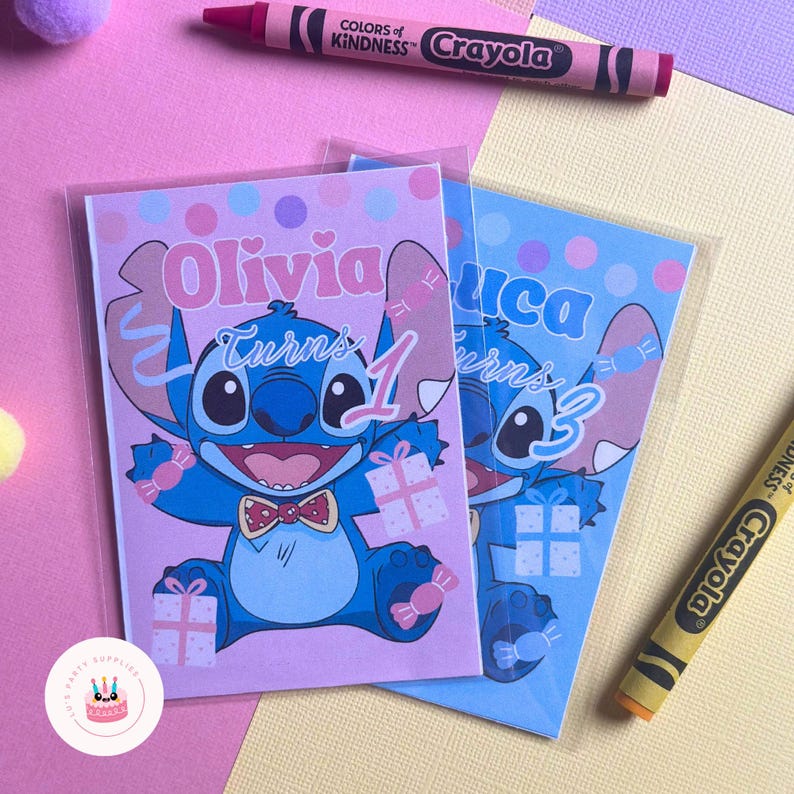 Op de afbeelding: Twee gepersonaliseerde verjaardagsfeestartikelen met het personage Stitch. E&eacute;n is roze met "Olivia Turns 1", de andere is blauw met "Luca Turns 3". Crayola-kleurpotloden in roze en geel zijn ook zichtbaar.