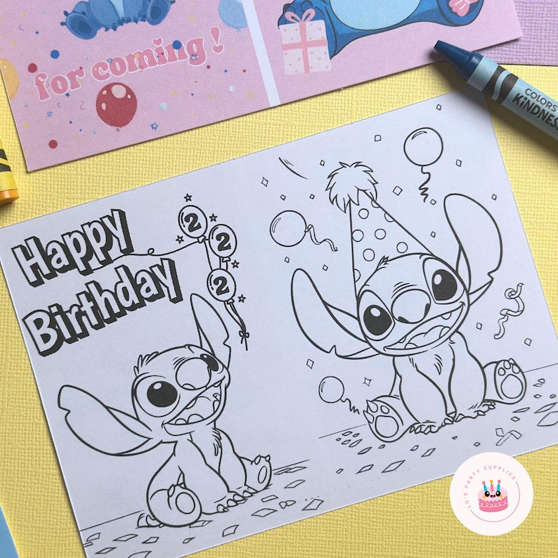 Op de afbeelding: Een zwart-wit kleurplaat met Stitch, ballonnen en de tekst "Happy Birthday". Een kleurpotlood met de tekst "COLORS KINDNESS" is zichtbaar. Ideaal voor een verjaardagsfeest.